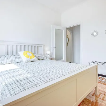Stunning In With Kitchen Apartment *