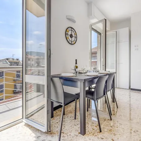 Stunning In With Kitchen * Chiavari